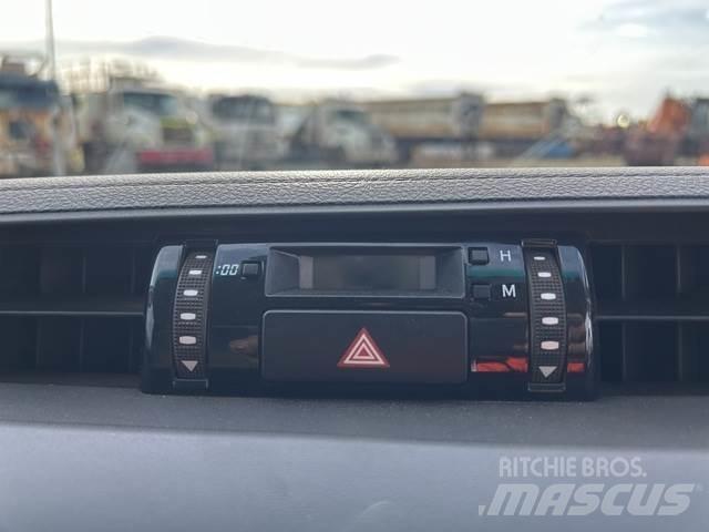 Toyota HiLux Vieglais kravas automobilis/izkraušana no sāniem