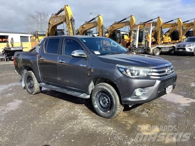 Toyota HiLux Vieglais kravas automobilis/izkraušana no sāniem