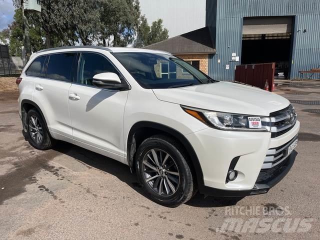 Toyota Kluger Automašīnas