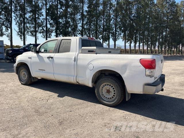Toyota Tundra Vieglais kravas automobilis/izkraušana no sāniem