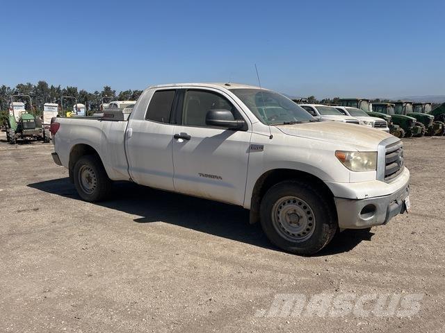 Toyota Tundra Vieglais kravas automobilis/izkraušana no sāniem