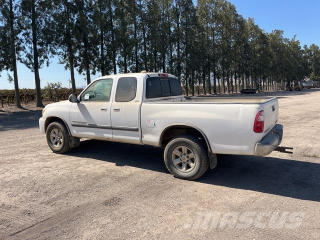Toyota Tundra Vieglais kravas automobilis/izkraušana no sāniem