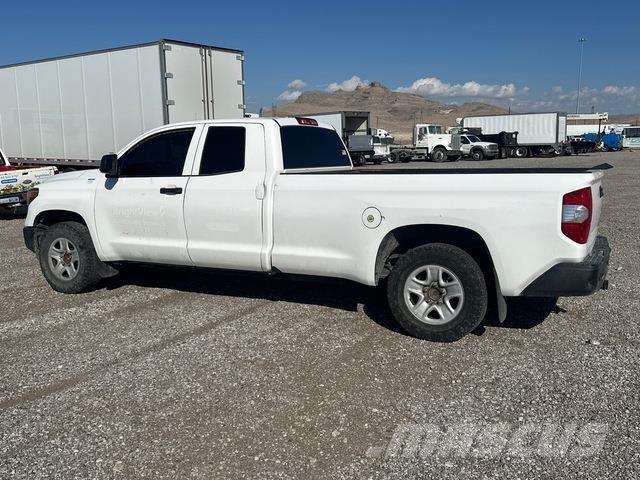 Toyota Tundra Vieglais kravas automobilis/izkraušana no sāniem