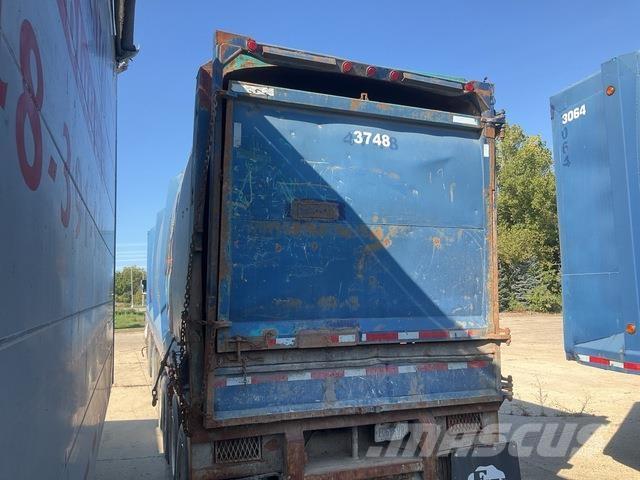 Universal  Kustīgo grīdu puspiekabes