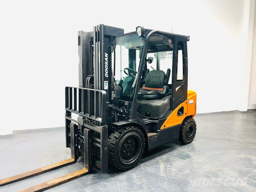 Doosan D30S-7 Tehnika ar dīzeļa dzinēju