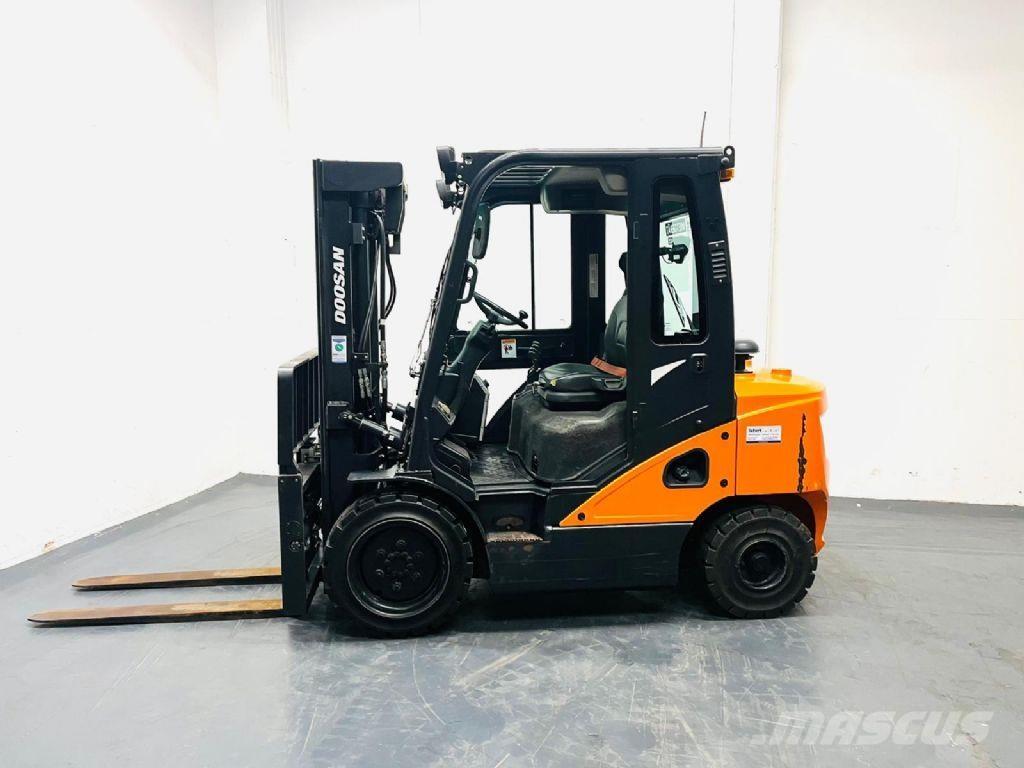 Doosan D30S-7 Tehnika ar dīzeļa dzinēju