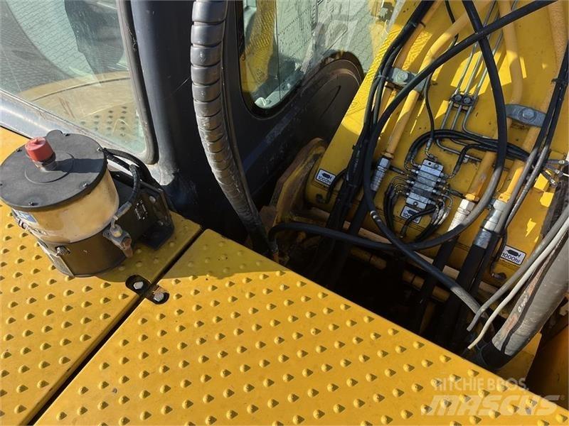 JCB JS220LC Kāpurķēžu ekskavatori