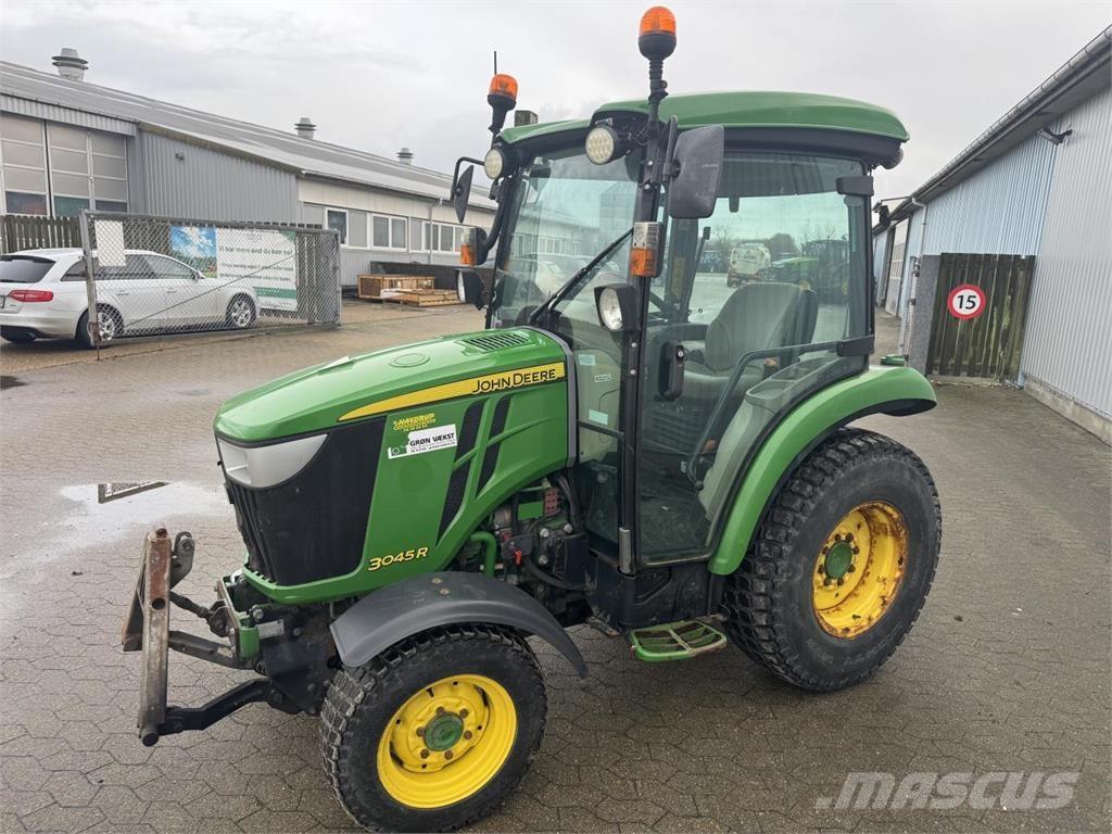 John Deere 3045R Kompaktie traktori