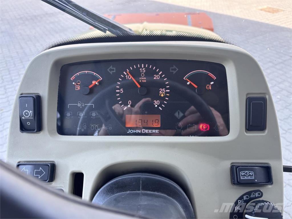 John Deere 3720 Kompaktie traktori