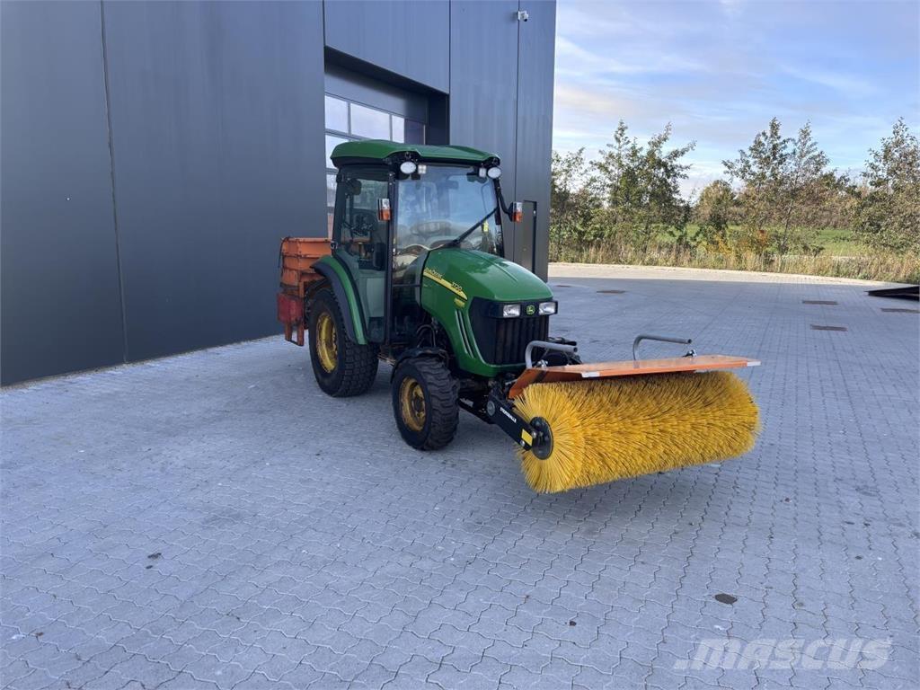 John Deere 3720 Kompaktie traktori