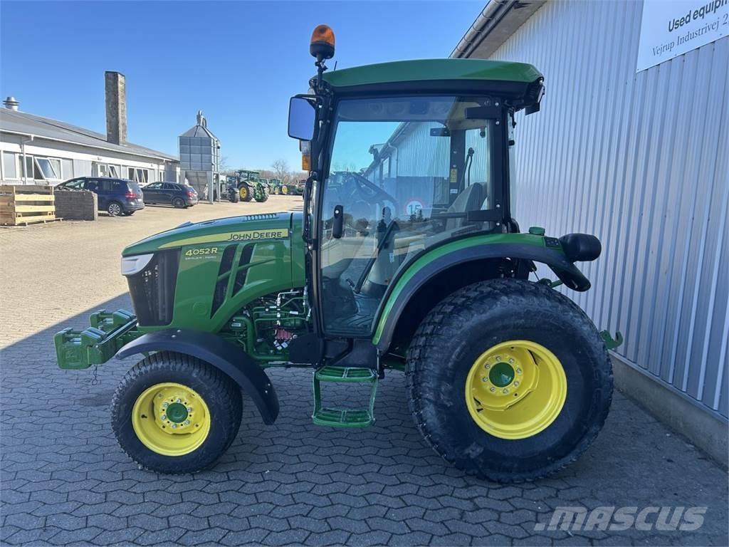 John Deere 4052R Kompaktie traktori