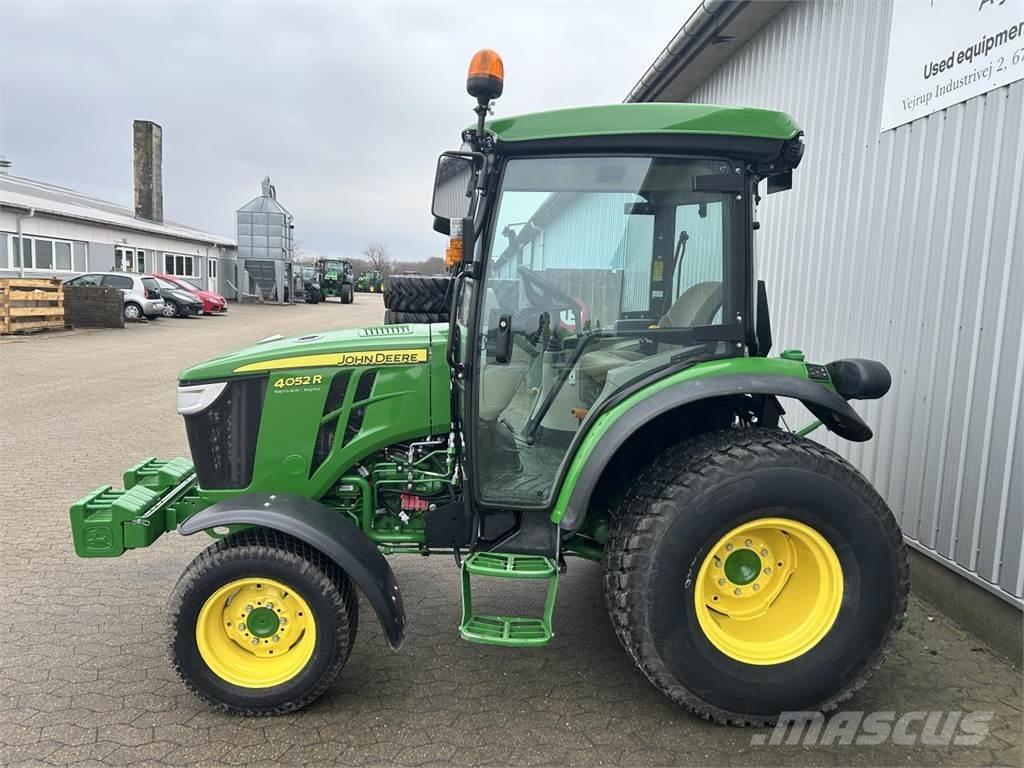 John Deere 4052R Kompaktie traktori
