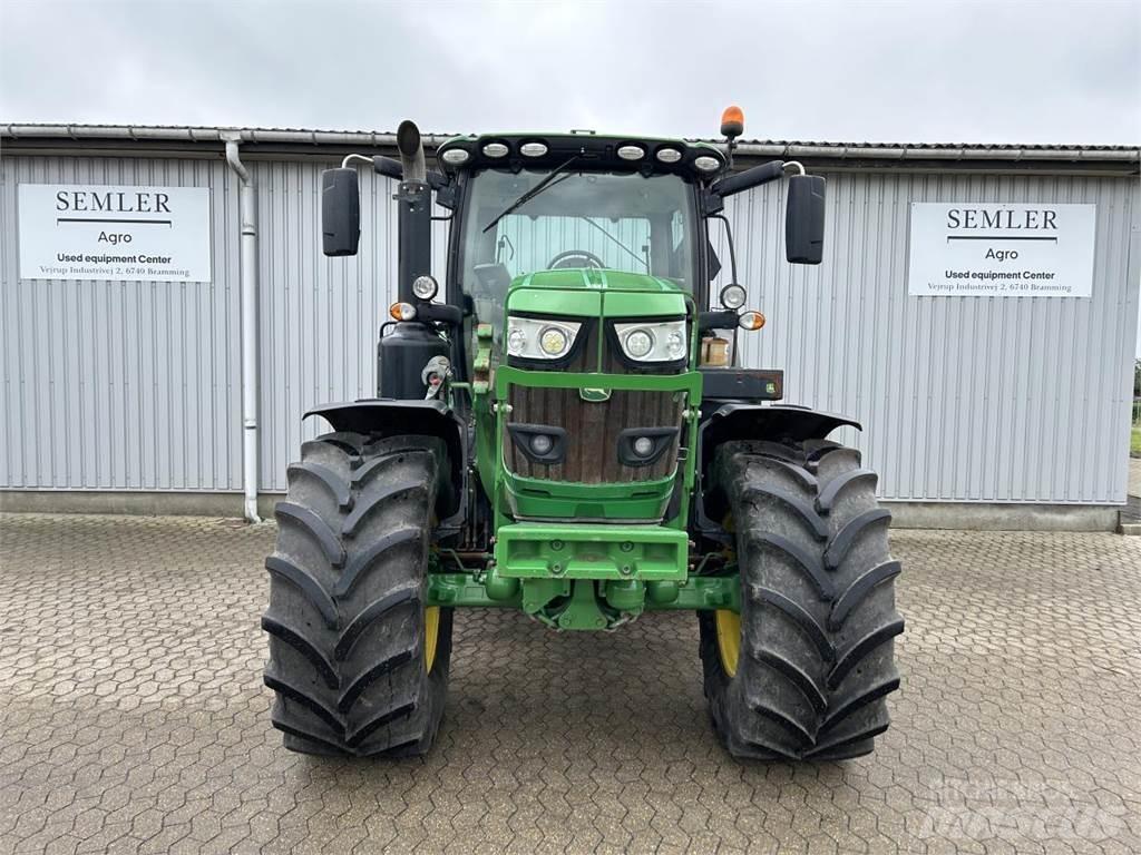 John Deere 6215R Traktori