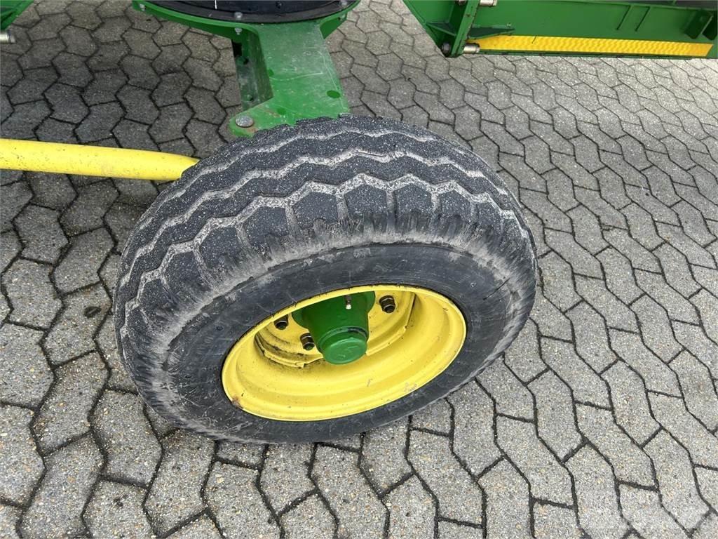 John Deere 640D Ražas novākšanas galvas