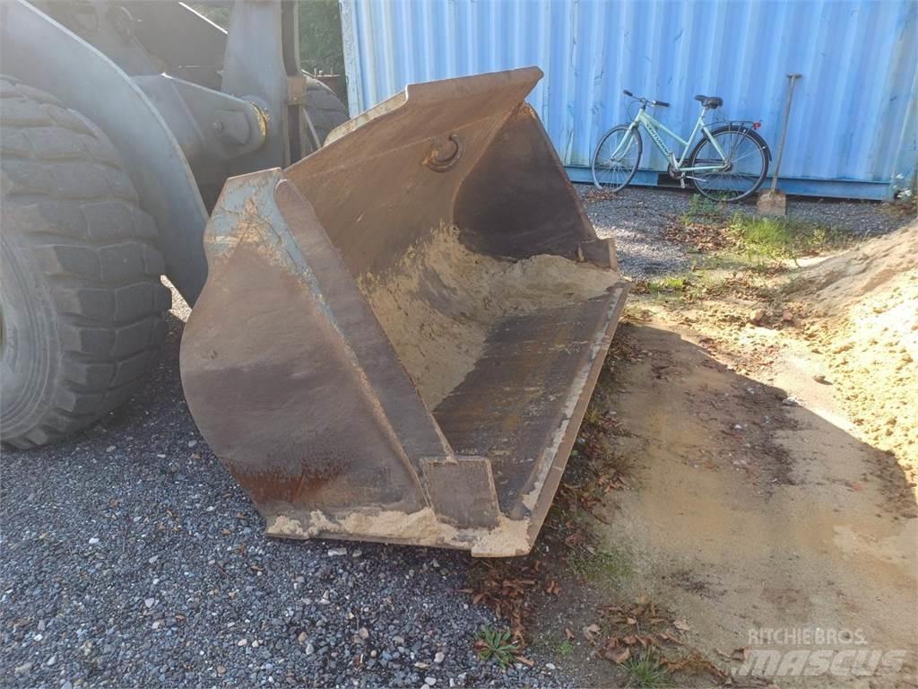 Komatsu WA270 Iekrāvēji uz riteņiem