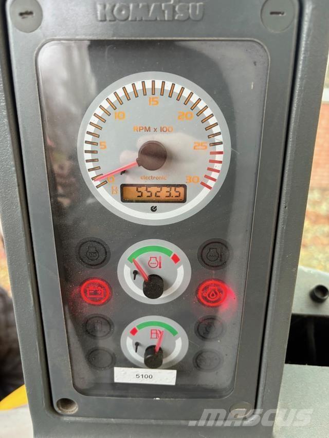 Komatsu WB97 Ekskavatori-iekrāvēji