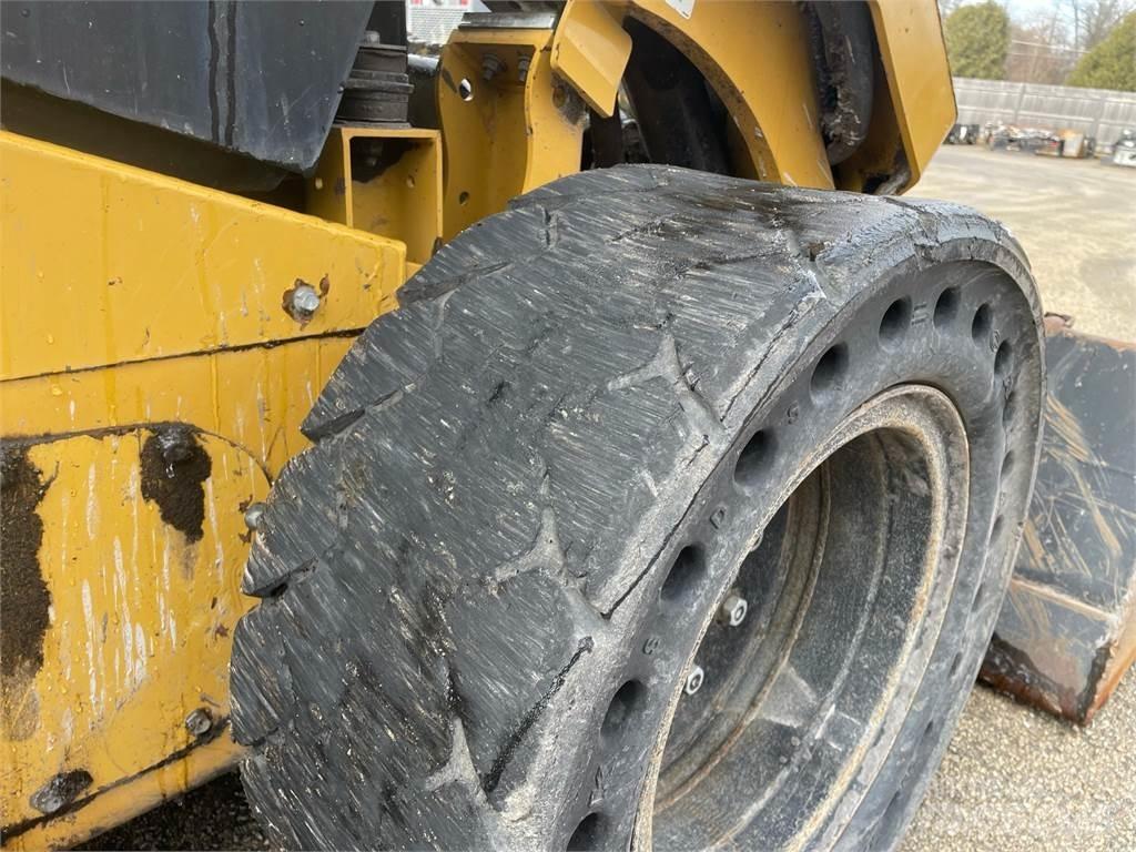 CAT 262D3 Lietoti riteņu kompaktiekrāvēji