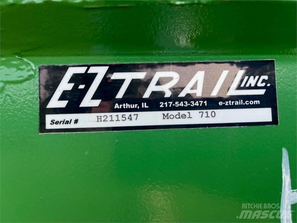 E-Z Trail 710 Graudu pārkraušanas piekabes