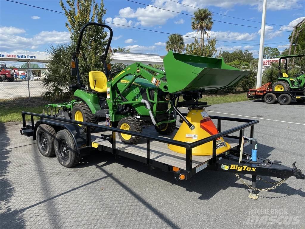 John Deere 1023E Kompaktie traktori
