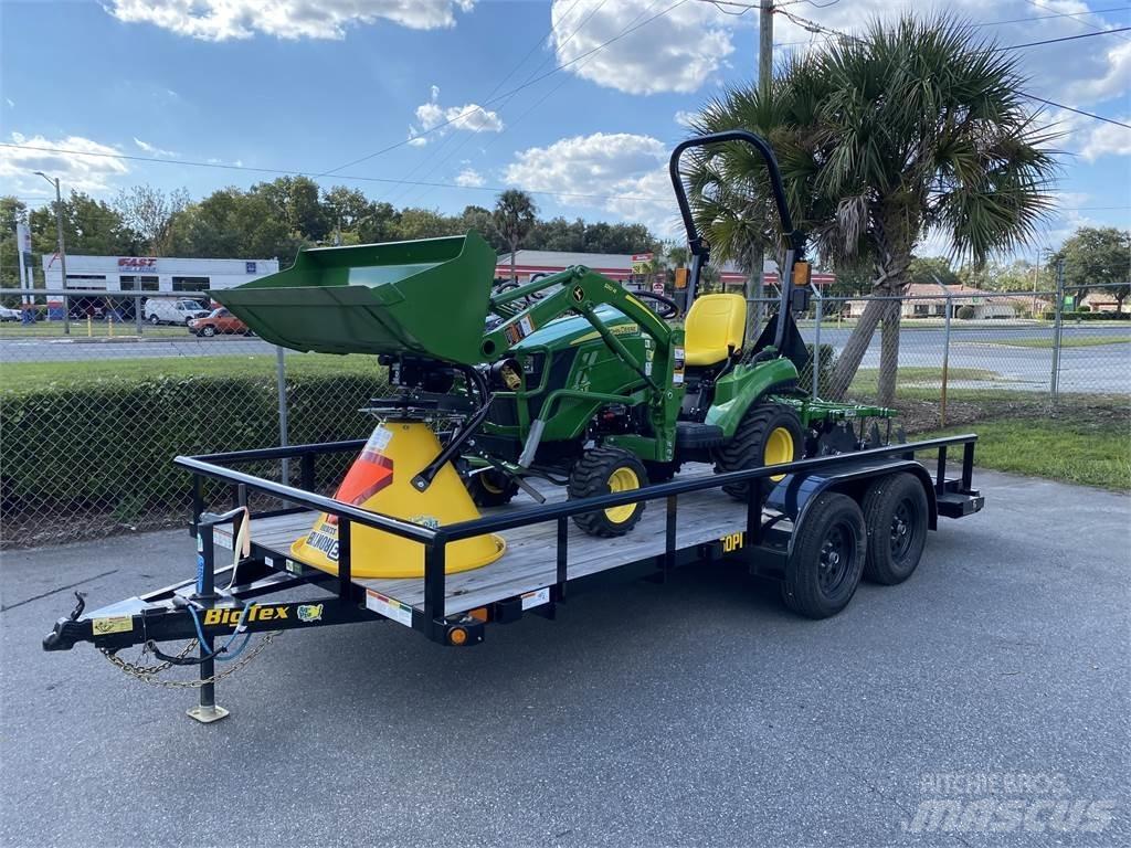 John Deere 1023E Kompaktie traktori