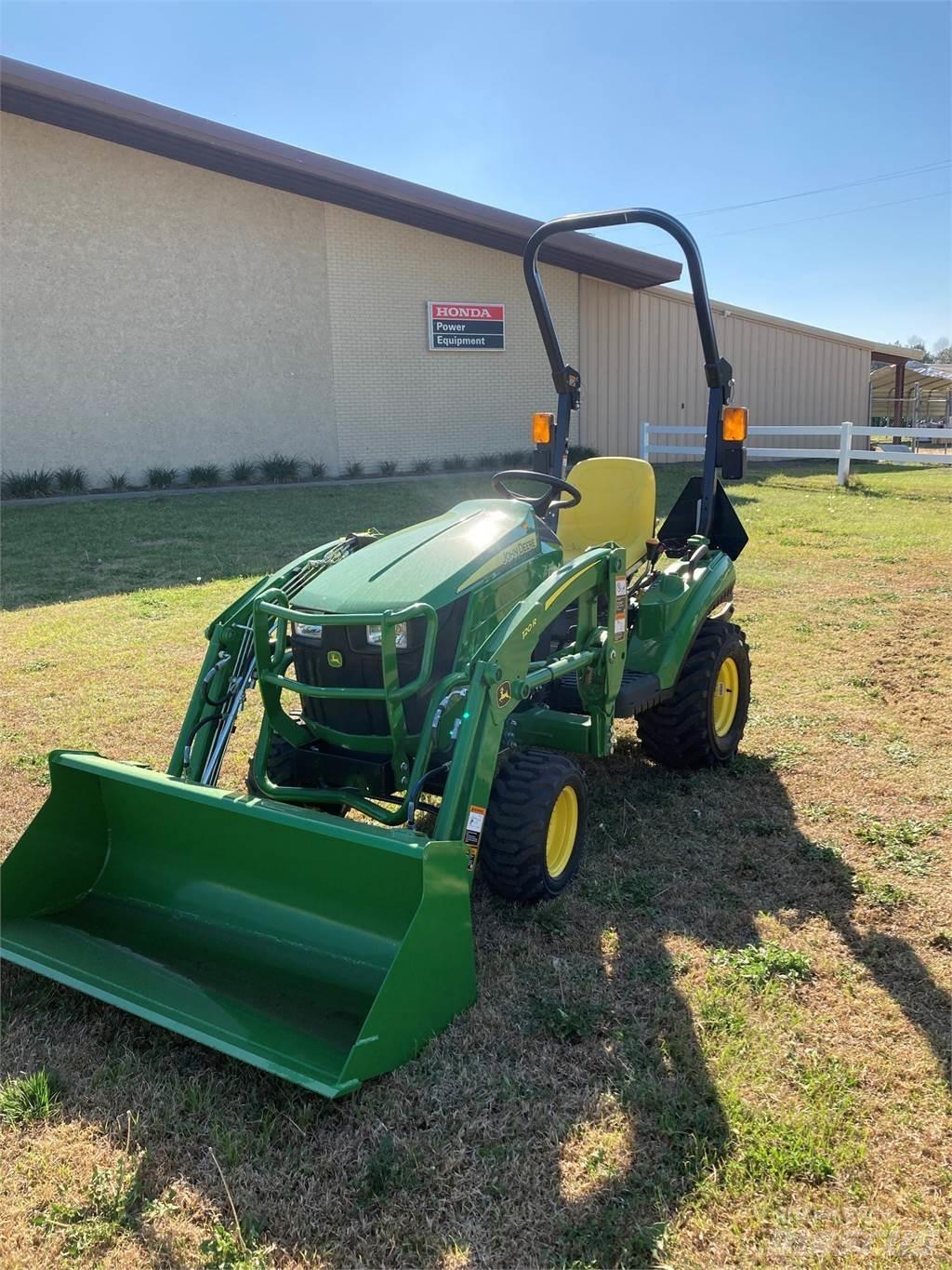 John Deere 1023E Kompaktie traktori