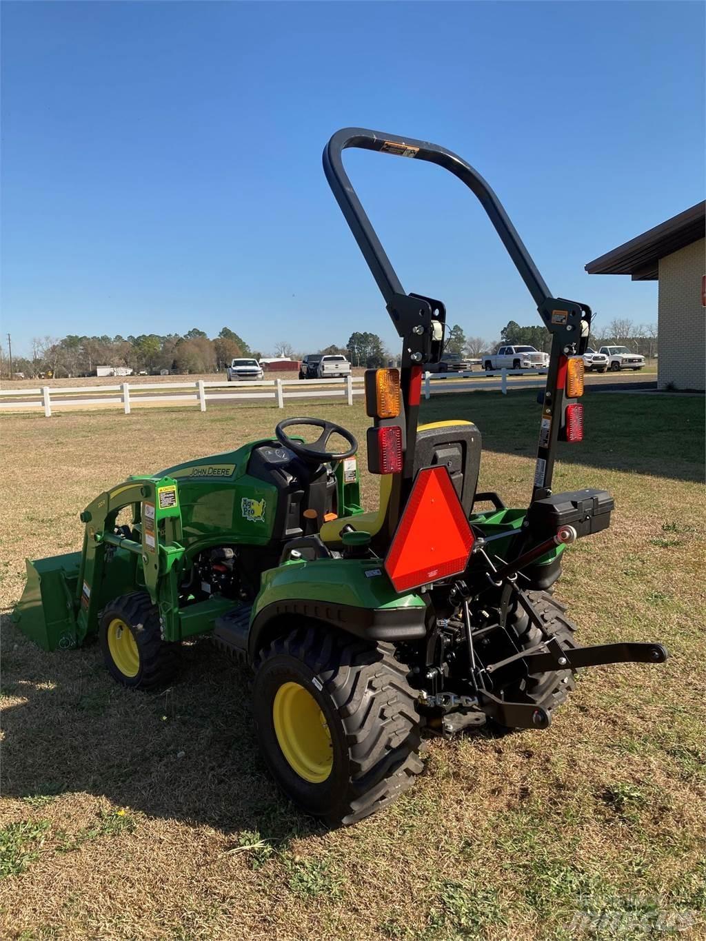John Deere 1023E Kompaktie traktori