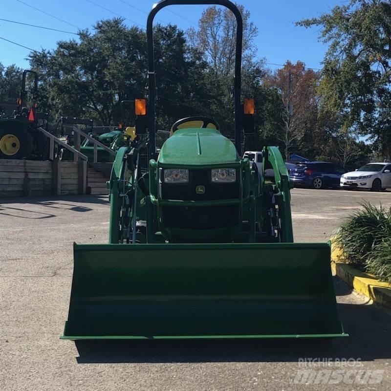 John Deere 1023E Kompaktie traktori