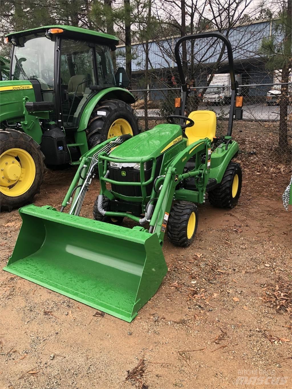 John Deere 1023E Kompaktie traktori