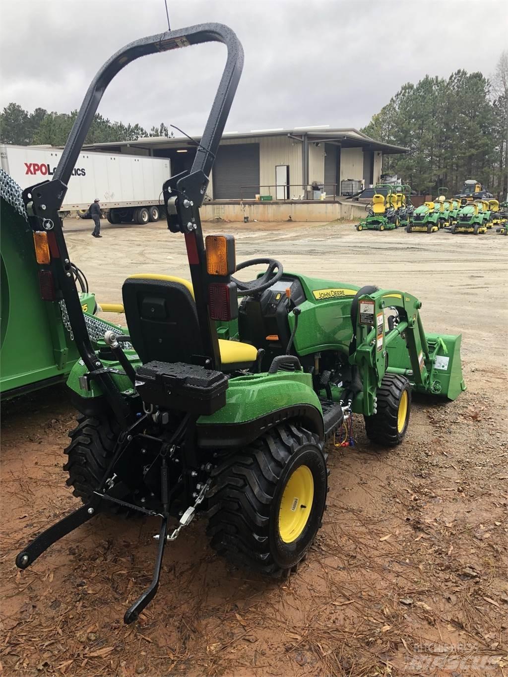 John Deere 1023E Kompaktie traktori