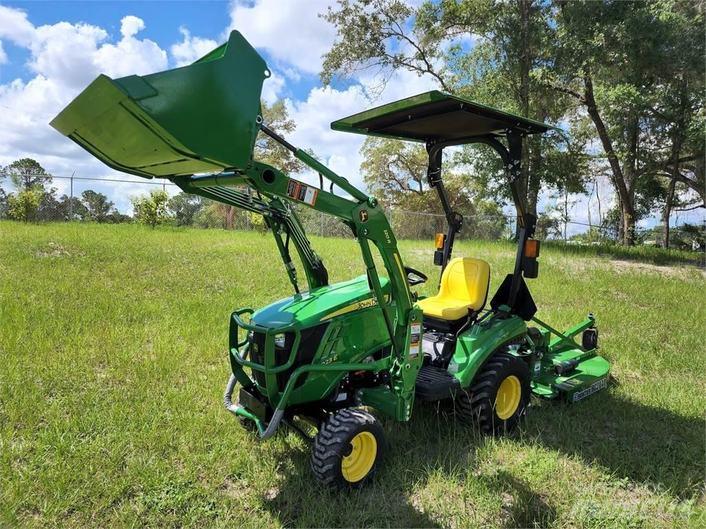 John Deere 1023E Kompaktie traktori
