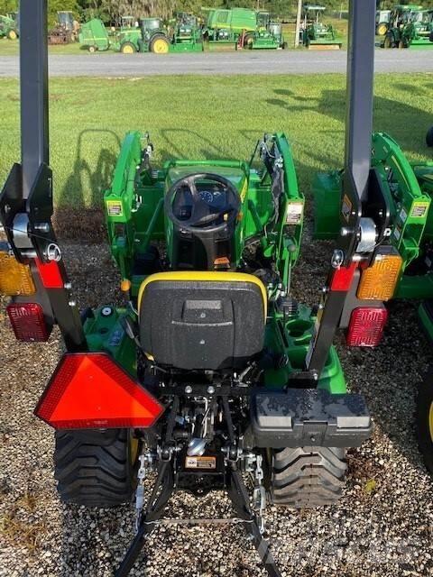 John Deere 1023E Kompaktie traktori