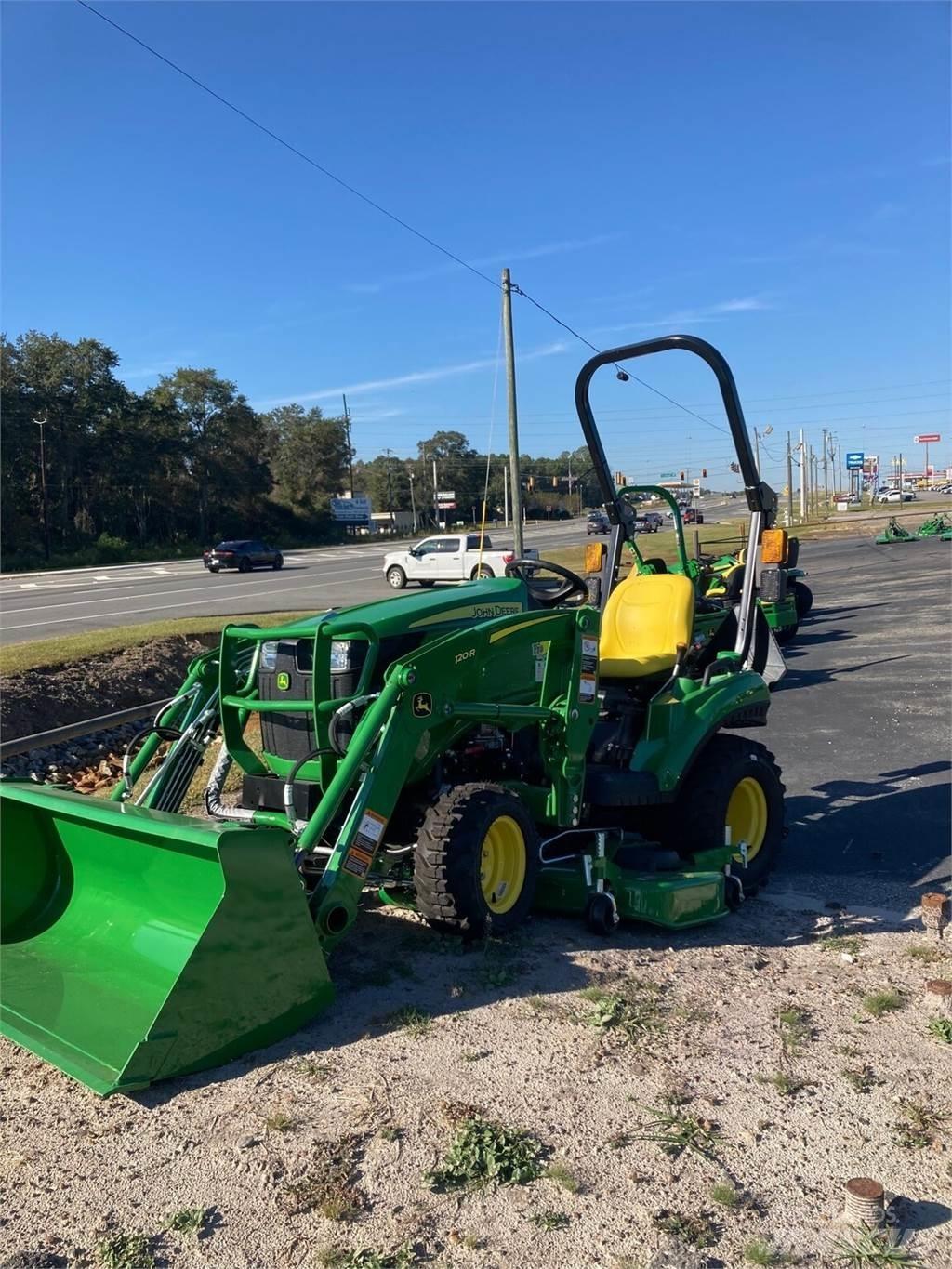 John Deere 1023E Kompaktie traktori