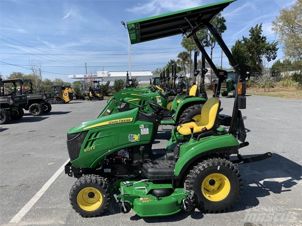 John Deere 1023E Kompaktie traktori