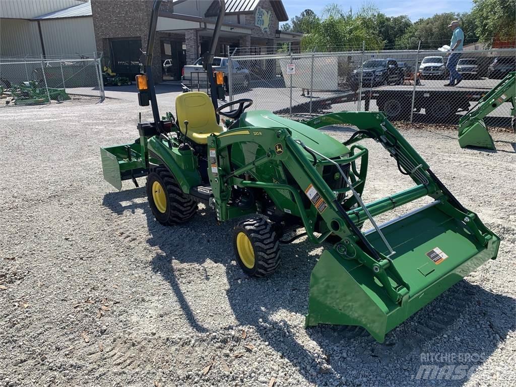 John Deere 1023E Kompaktie traktori