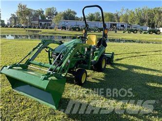 John Deere 1023E Kompaktie traktori