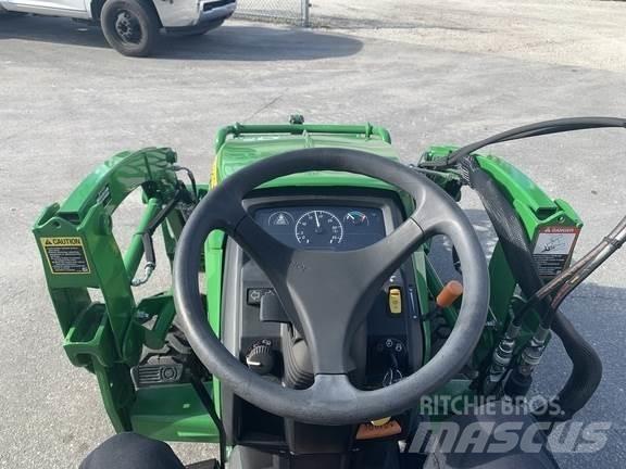 John Deere 1025R Kompaktie traktori