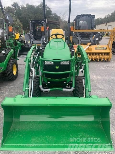 John Deere 1025R Kompaktie traktori