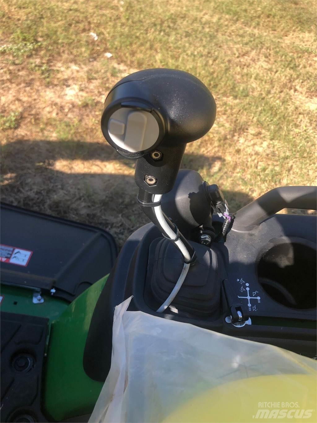 John Deere 1025R Kompaktie traktori