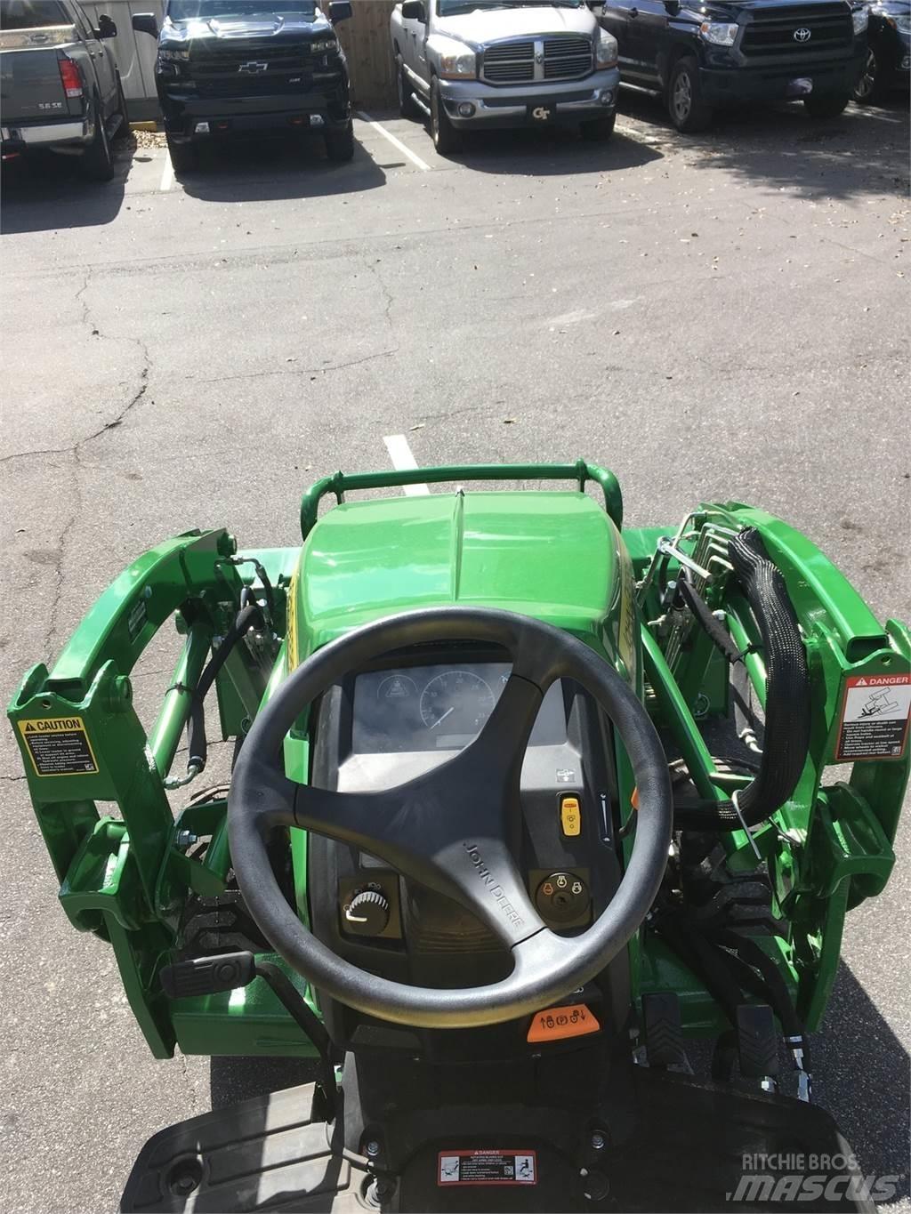 John Deere 1025R Kompaktie traktori