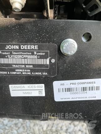 John Deere 1025R Kompaktie traktori