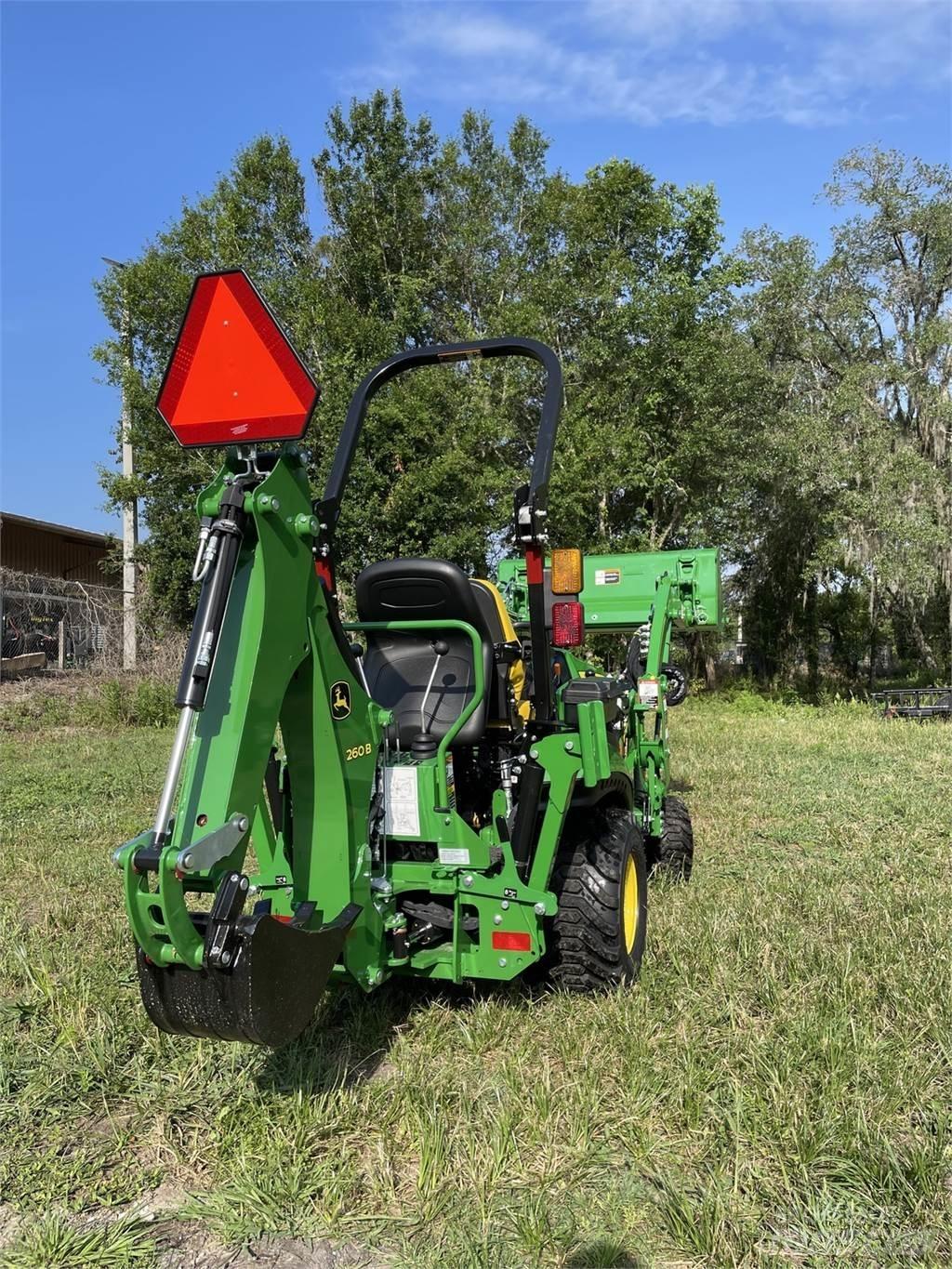 John Deere 1025R Kompaktie traktori