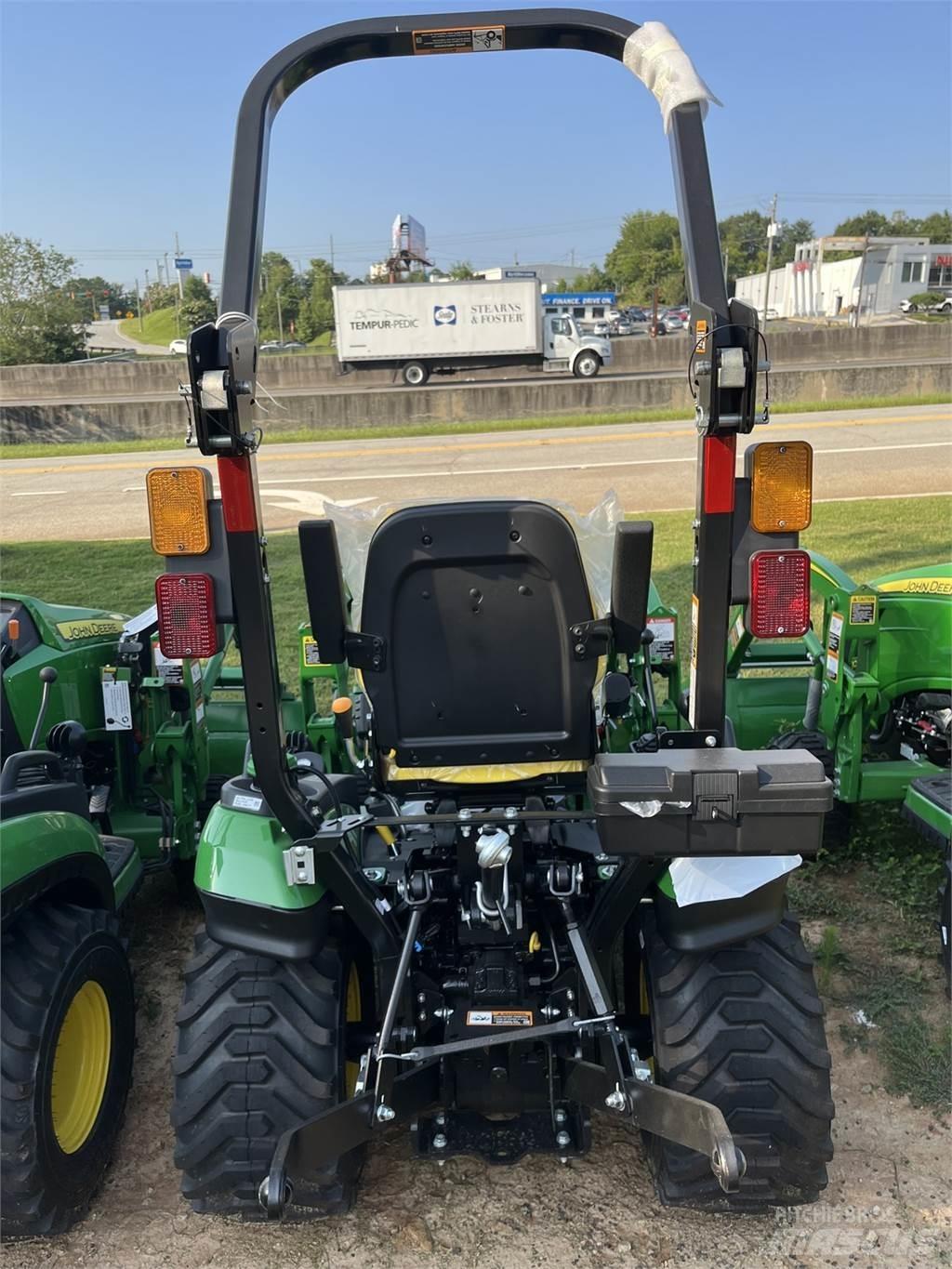 John Deere 1025R Kompaktie traktori
