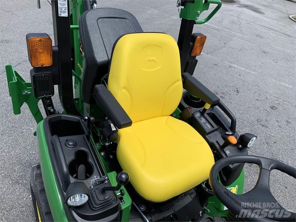 John Deere 2025R Kompaktie traktori