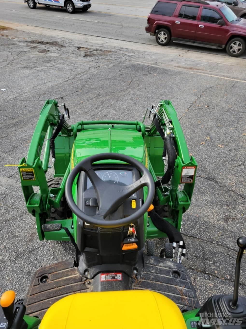 John Deere 2025R Kompaktie traktori