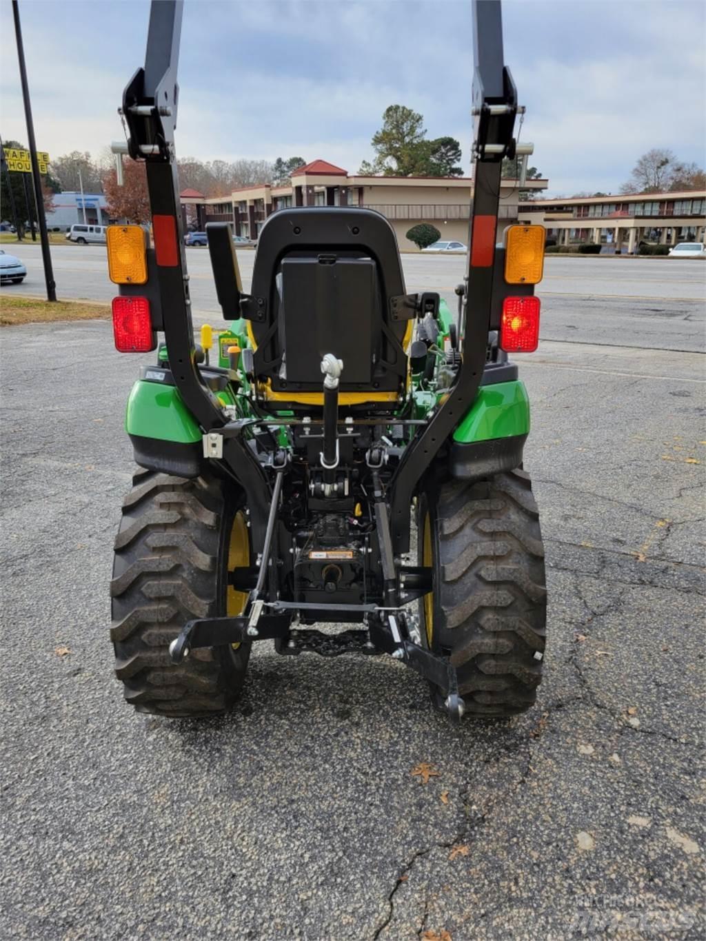 John Deere 2025R Kompaktie traktori