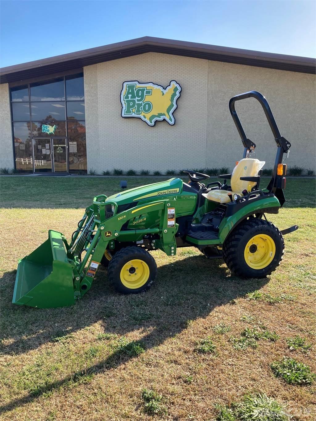 John Deere 2025R Kompaktie traktori