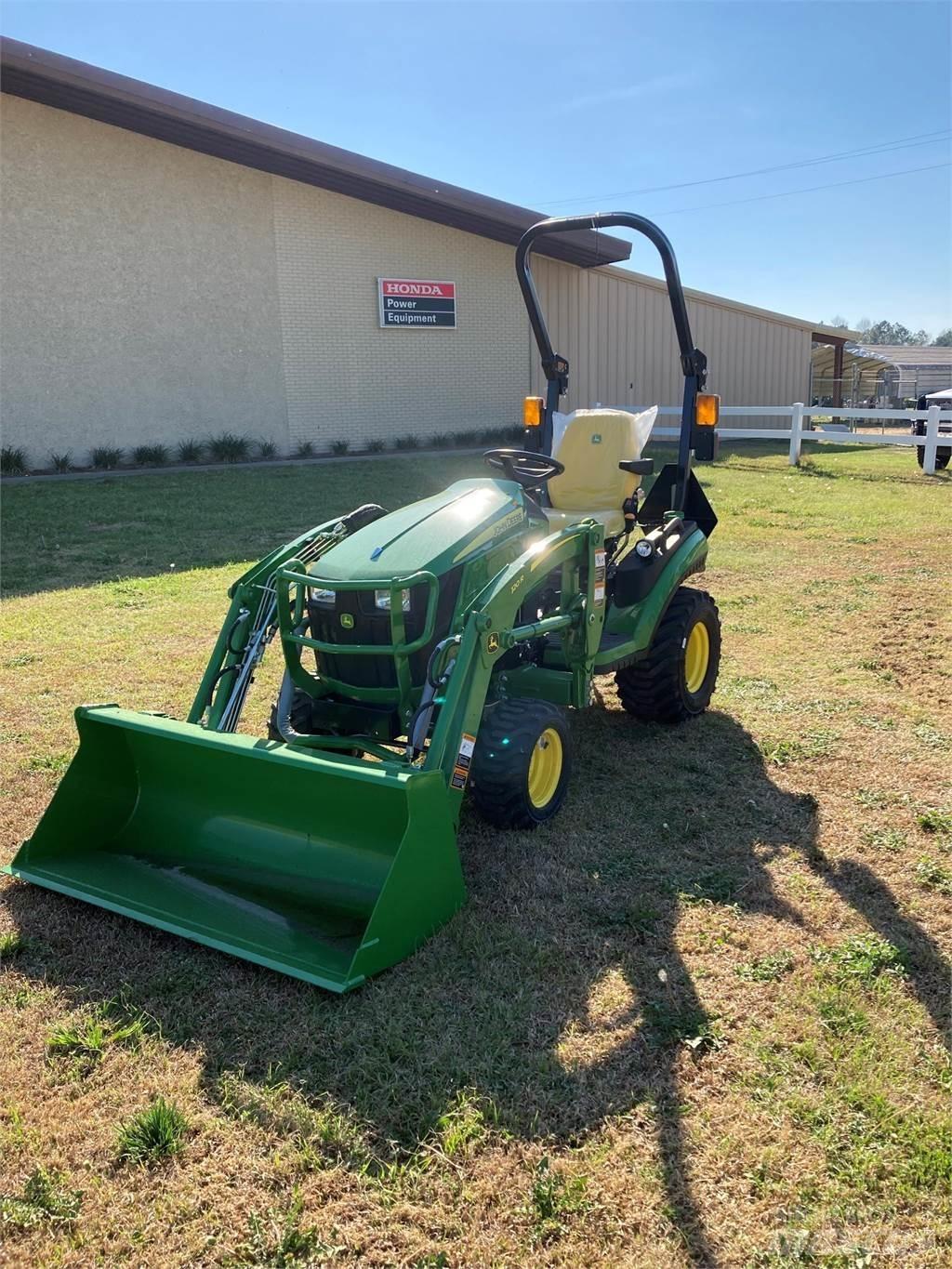 John Deere 2025R Kompaktie traktori