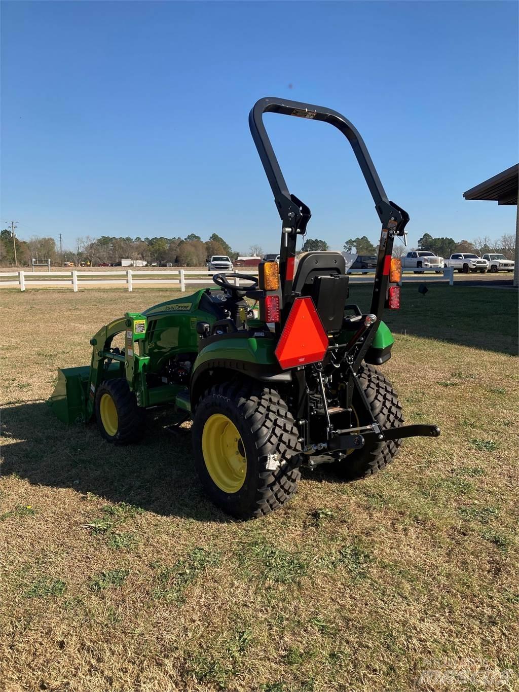 John Deere 2025R Kompaktie traktori