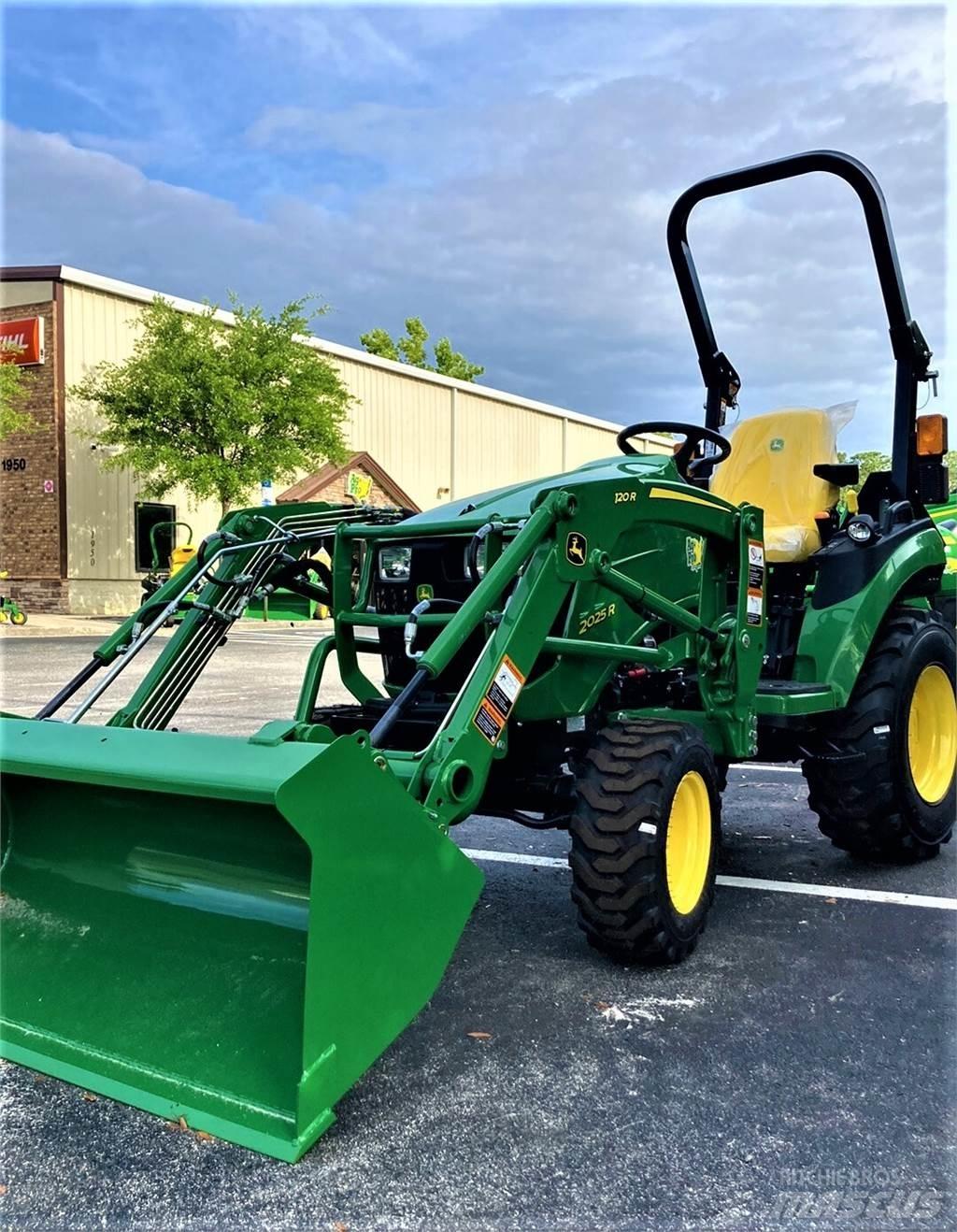 John Deere 2025R Kompaktie traktori