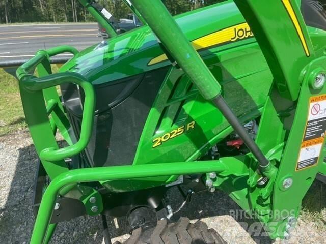 John Deere 2025R Kompaktie traktori